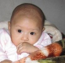 我还不会坐，妈妈就硬是围我在被子里坐》》》