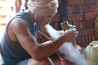 砖窑前，劳累的贵州民工，最惬意的是抽上一口湛江“大碌竹”。