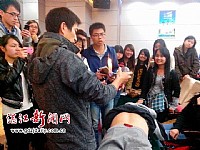 为志愿者们演示“火罐疗法”