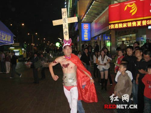 闹洞房 竟让新郎半裸上街1