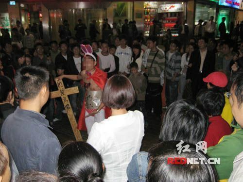 闹洞房 竟让新郎半裸上街3