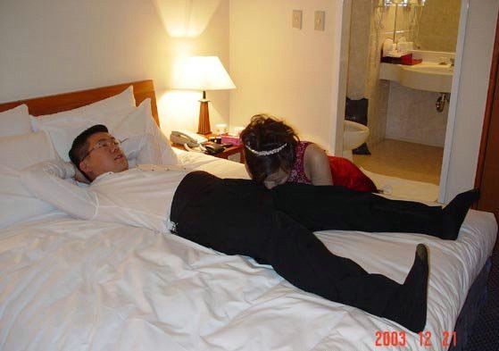 朋友新婚闹洞房实拍8