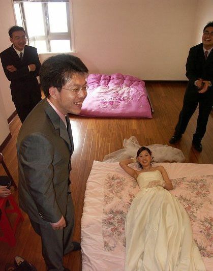 朋友新婚闹洞房实拍31