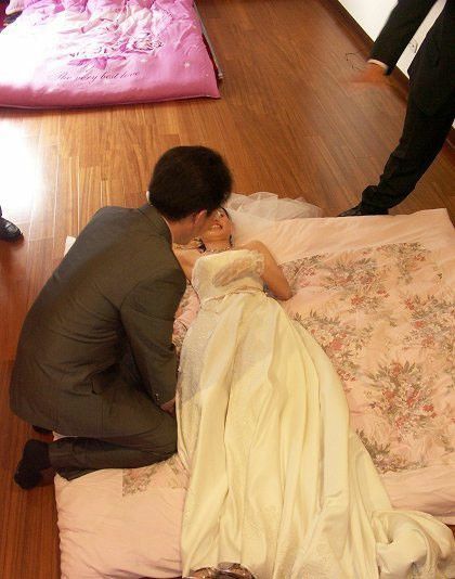 朋友新婚闹洞房实拍33