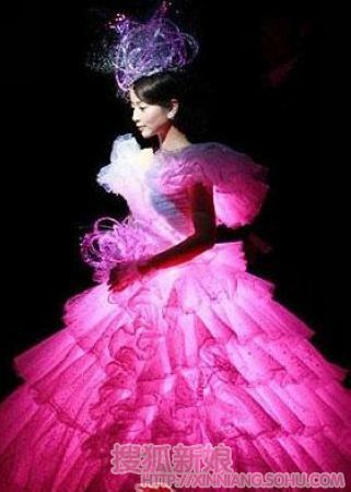 桂由美新款婚纱推荐2