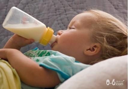 宝宝喝奶睡觉，会损坏大门牙