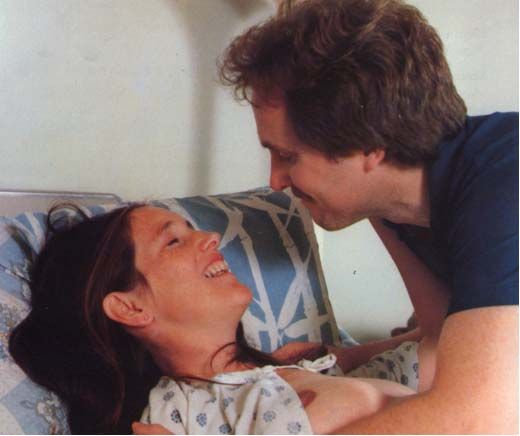 丈夫安抚即将分娩的妻子