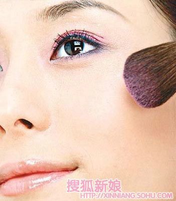 今年最流行的红色婚礼妆4