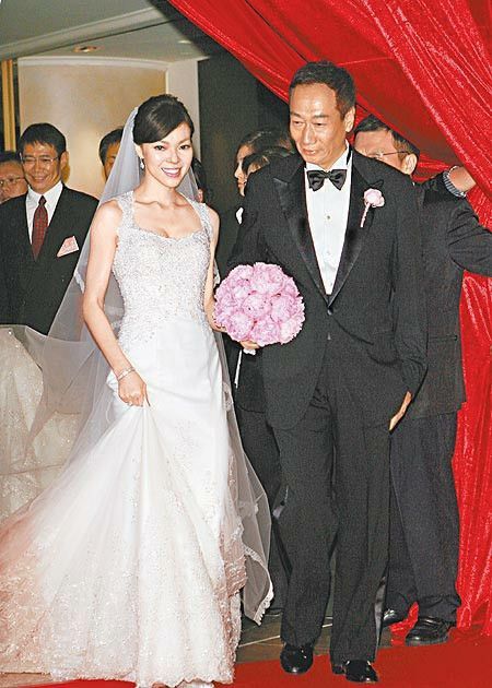 曾馨莹的婚纱款式欣赏1