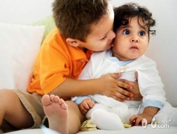 宝宝跟其他的小朋友打架,怎么办?