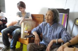 关爱独居老人—看望社区许婆婆