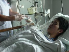 我市数百名高考学子上街为重病同学募捐