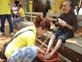 情暖志愿者再返和安敬老院