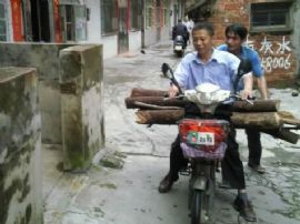 五竹为许婆婆送柴火