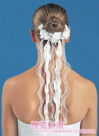婚礼上新娘头纱的戴法4