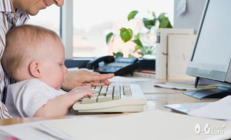 过早让宝宝碰电脑，这样并不好