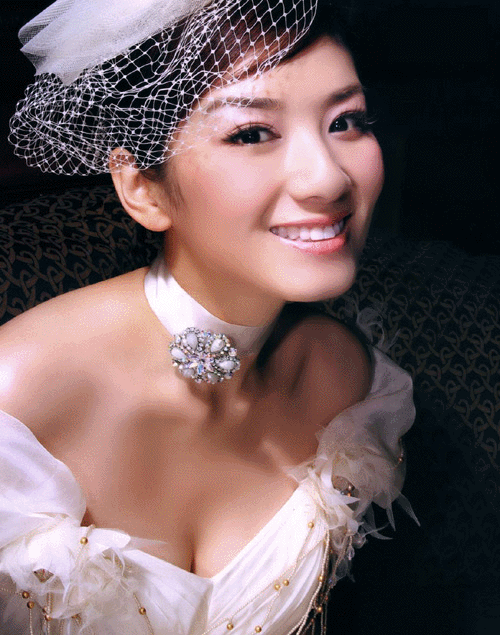 黄奕演绎奢华风婚纱礼服1