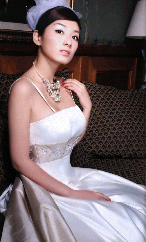 黄奕演绎奢华风婚纱礼服2