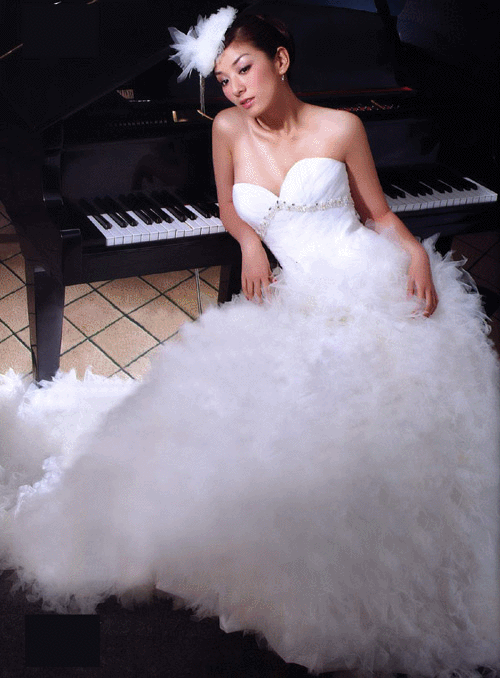 黄奕演绎奢华风婚纱礼服3