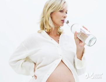 谨记！孕妇不能喝四种水