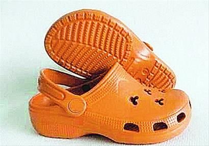 5岁以下慎穿“洞洞鞋”