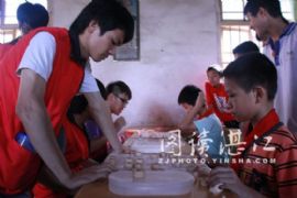 海大学子志愿者，麻章小学献爱心