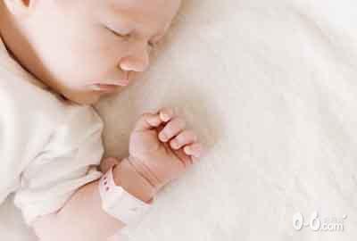 宝宝精致五官,如何睡出来