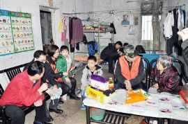 社区送温暖 情暖孤儿心