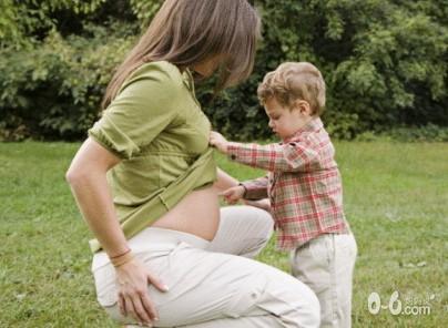 教宝宝轻松度过“认生期”