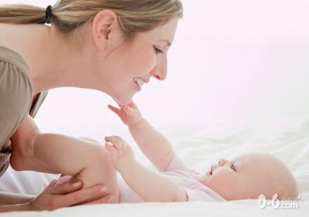 教宝宝轻松度过“认生期”