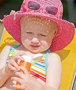 带宝宝晒太阳抓住两个时段