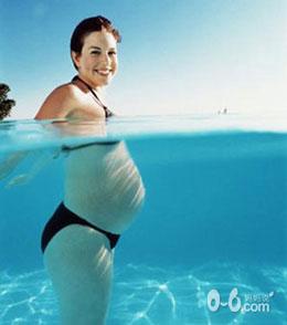 孕妇夏天游泳需小心！