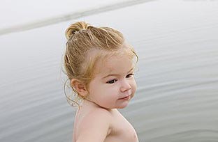 冬季清水给宝宝洗脸