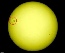 美宇航局最新观测到太阳表面巨大太阳黑子喷发