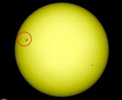 美宇航局最新观测到太阳表面巨大太阳黑子喷发