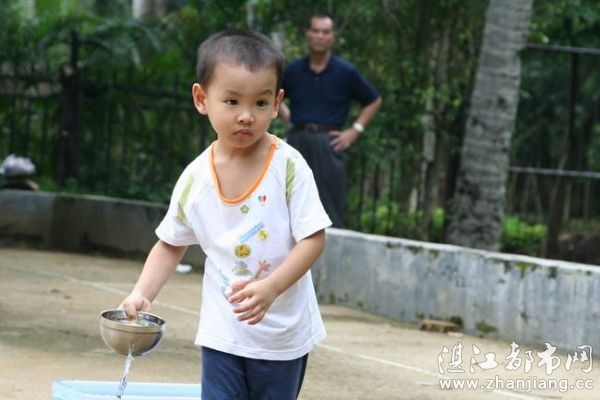 大手拉小手,欢乐父亲节超萌宝宝照片集_亲子