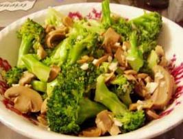 补钙辅食：蘑菇炒西兰花