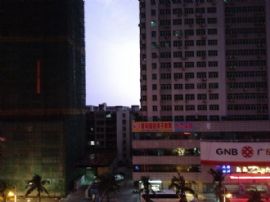 深夜闪电的瞬间...