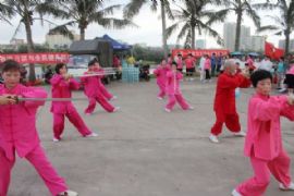 情暖龙舟队8月11日参加龙舟表演赛