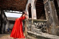 古屋+现代红衣女