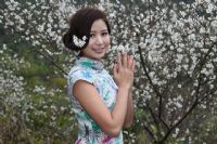 腊月梅花俏佳人