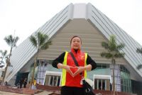 志愿者齐集湛江影剧院助力搞卫生