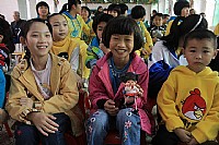 在福利院“爱。传递”为小朋友过早年