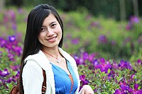 春天里的少女与花