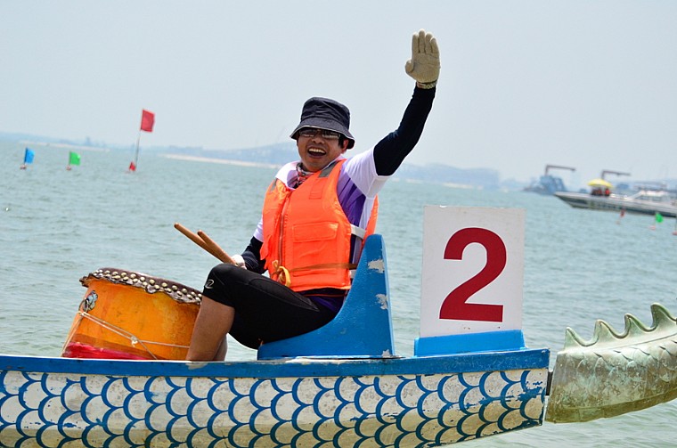2013年湛江金沙湾龙舟比赛激烈场面(图)_新闻