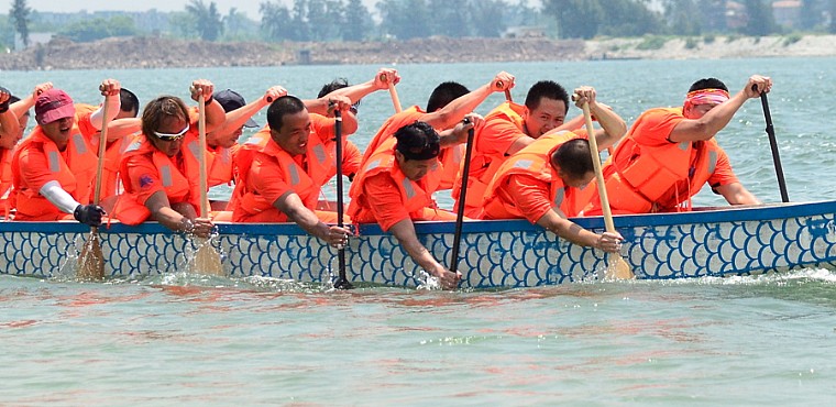 2013年湛江金沙湾龙舟比赛激烈场面(图)
