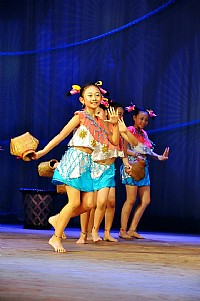 拾海螺的小姑娘