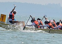 2013年湛江金沙湾龙舟比赛激烈场面（一）