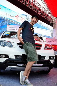 车展中的帅哥