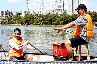 摩天轮下体验龙舟的快乐